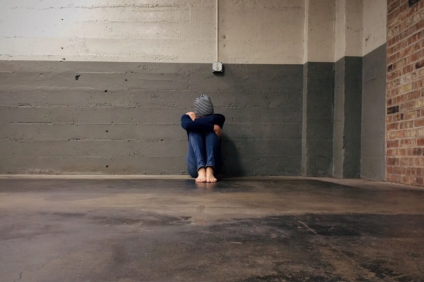 Člověk během vysazování léčby deprese sedí u okna.