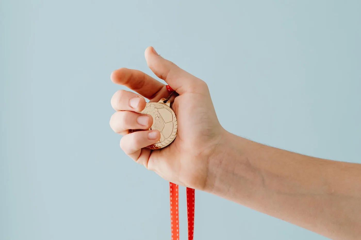Okamžitá pochvala po konkrétním kroku motivuje víc než odložená velká odměna.