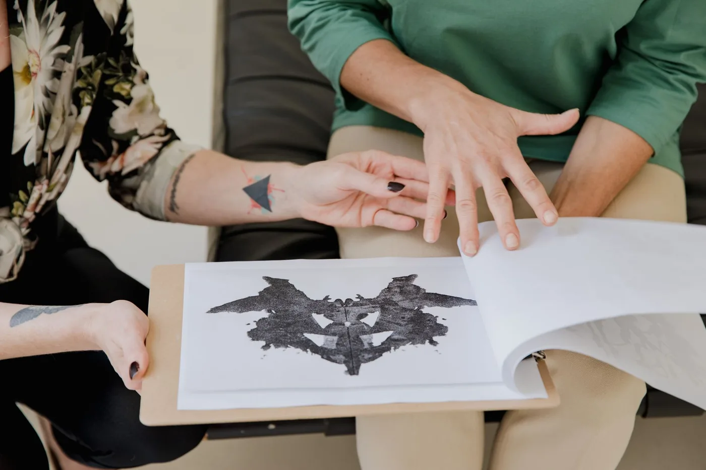 Detail vyplňování psychologického testu.