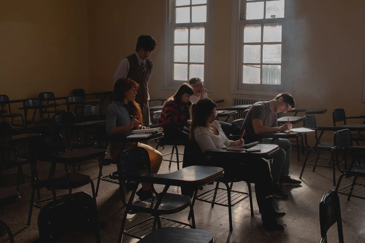 Dítě při domácí výuce s upravenými pomůckami