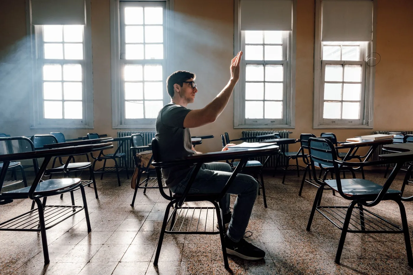 Dítě si samo vybírá činnost v montessori učebně.